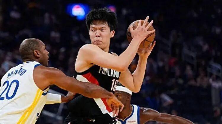 NBA：杨瀚森首秀5分16秒拿2分，开拓者114比118惜败森林狼