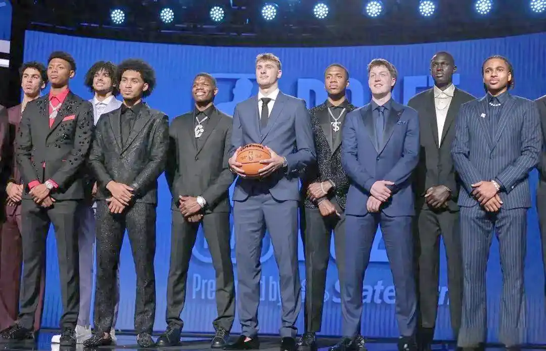 NBA首战震撼！莫兰特助孟菲斯爆发，恩比德低迷76人反差巨大