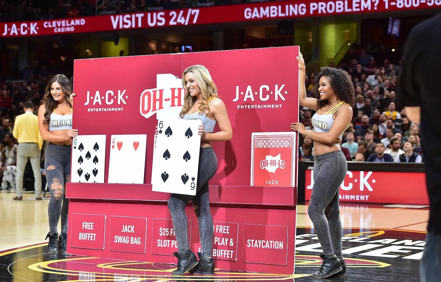 NBA扫赌风暴炸锅！特里和比卢普斯双双被捕，萧华场面失控