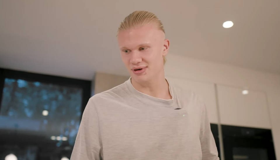 哈兰德26分钟日常曝光！曼城新星粉红战袍+农场买牛奶引热议