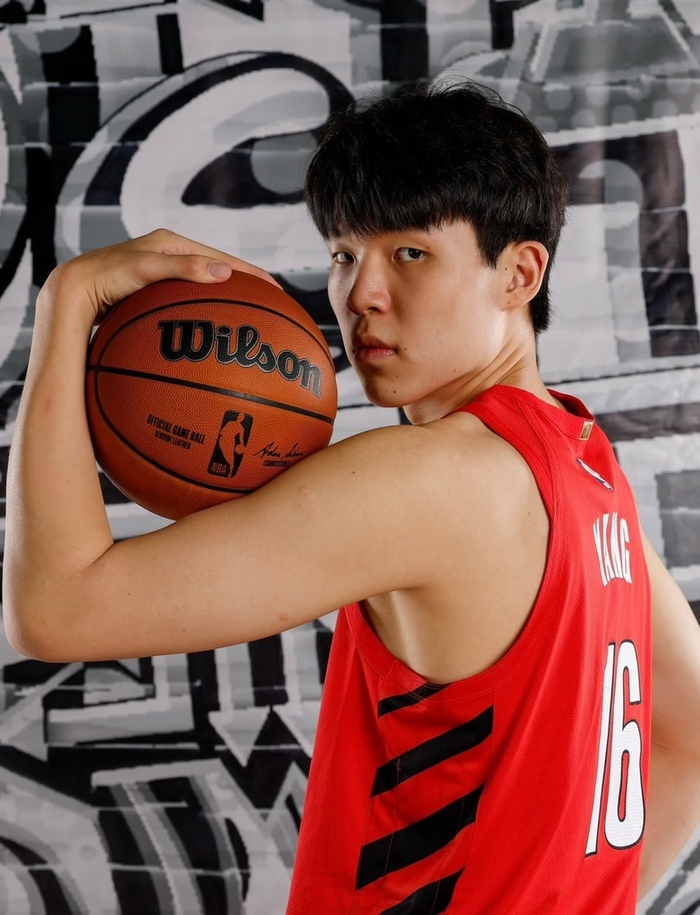 杨瀚森季前赛仅2分1犯规被戈贝尔压制，NBA内线对抗再成话题