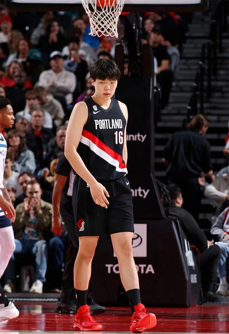 NBA：杨翰森5分钟2分首秀，开拓者遭遇1人被FBI带走风暴