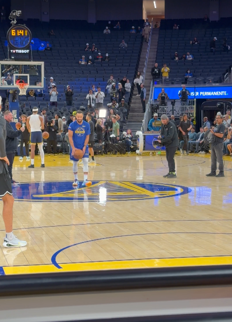 NBA：斯蒂芬·库里热身先庆祝，揭幕战23分在勇士更衣室引发议论