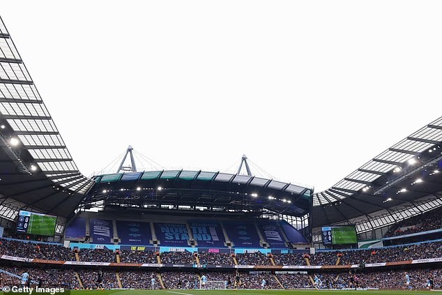 曼城北看台加7000席引爆英超风波：数百粉丝喊着离开