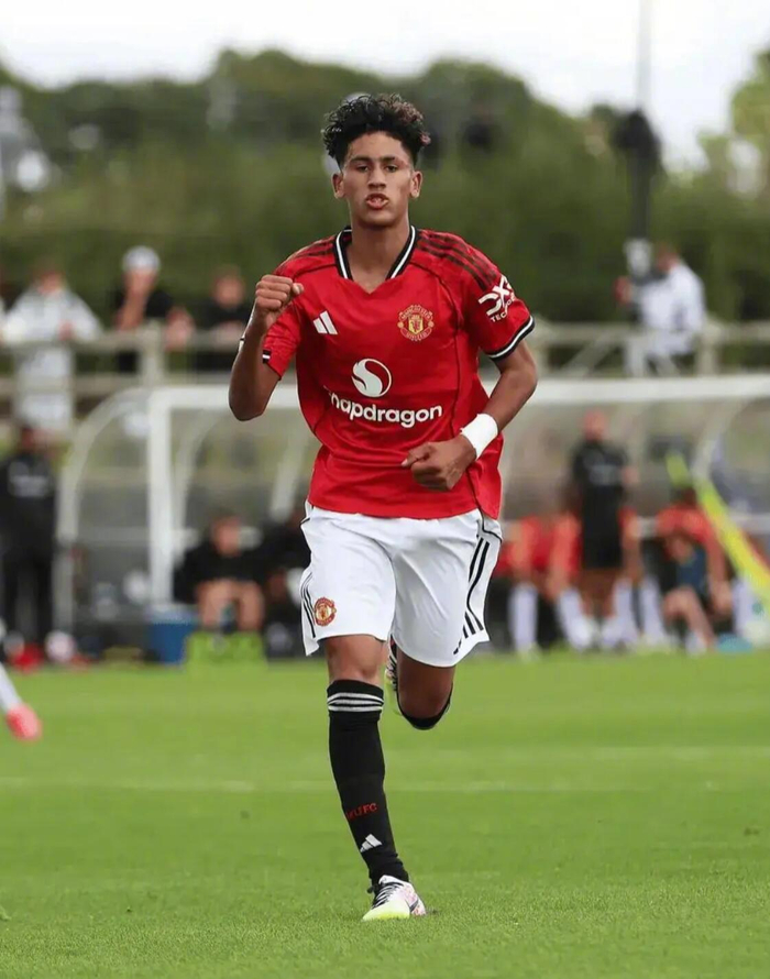 15岁就进一线！英超曼联让小将参加11人训练赛，纪录要被刷新？