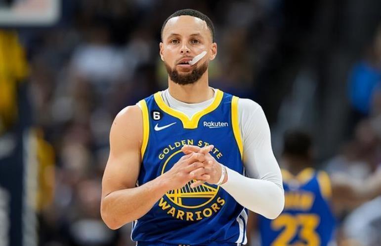 库里手感遇冷,勇士半场61-70落后丹佛掘金队,库明加顶住压力