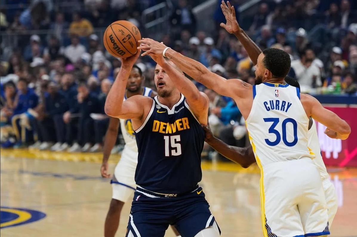 NBA：库里42分并加时7分，勇士队拿下1场硬仗