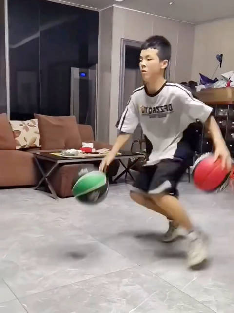 1段训练视频炸裂：双手控球练法惊动英超与NBA球员