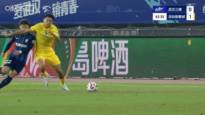 中超第28轮：武汉三镇第41分钟头球破门1比0领先，场面被红牌搅局