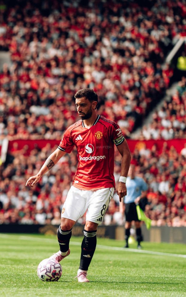 布鲁诺-费尔南德斯夏天拒绝利雅得新月高薪，曼联英超荣光抱负依旧