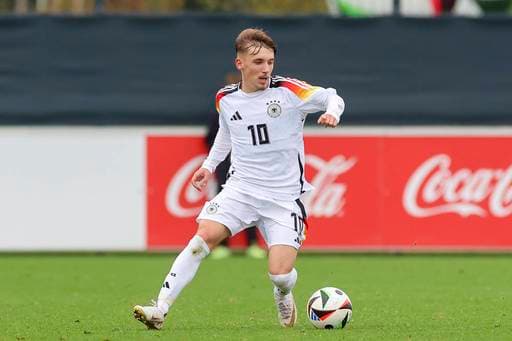 17岁拜仁伦纳特-卡尔欧冠大放异彩，埃芬博格力挺纳格尔斯曼重新启用年轻国脚