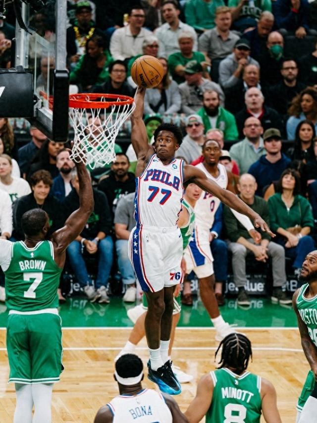 费城76人揭幕战险胜凯尔特人，马克西40分+埃奇库姆崛起引发阵容大震荡