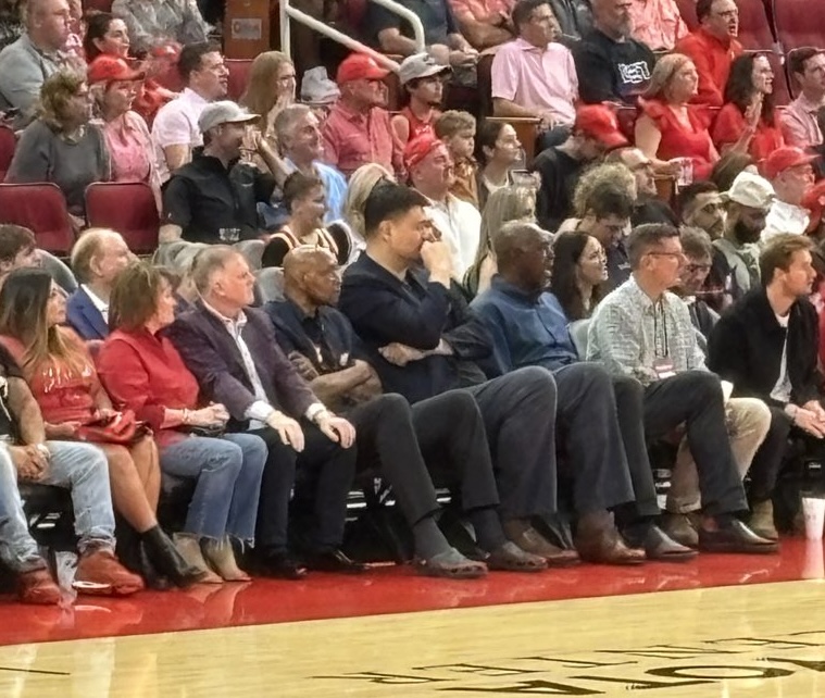 10月25日姚明与奥拉朱旺同框，火箭场边引发1波热议，NBA