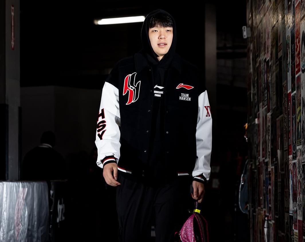 杨瀚森5分16秒出场，NBA波特兰开拓者赛前棒球服刷屏