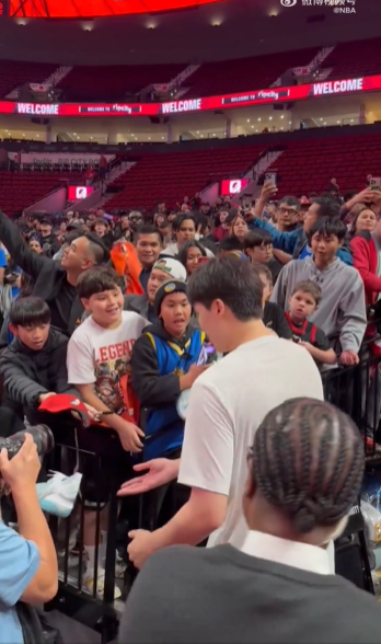 10月25日nba常规赛：杨瀚森送球鞋引热议，勇士对阵开拓者气氛升温