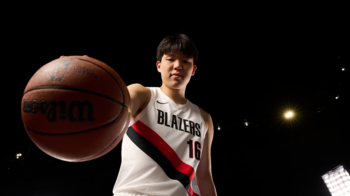 杨瀚森5分16秒登场!NBA开拓者主场迎勇士,华语音乐成焦点