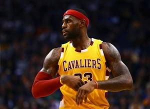 詹姆斯代言数十项，2016年4-3神逆后把NBA赛场名声变成商业帝国