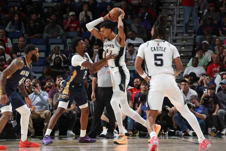 NBA加时120-116！马刺队险胜鹈鹕，文班亚马29+11可惜6犯