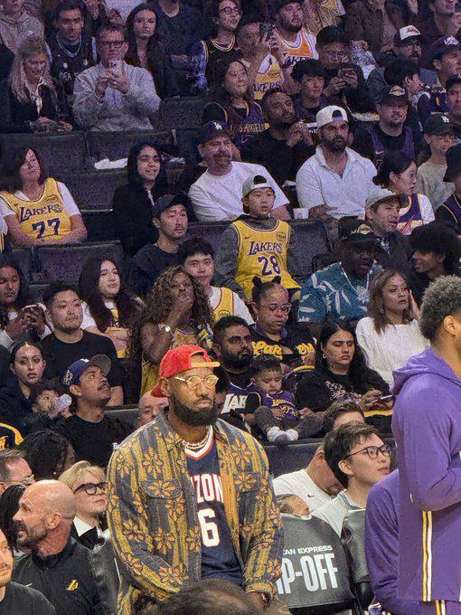 NBA：勒布朗缺阵湖人，场边三人组亮相，11月中旬回归可期