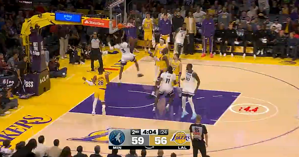 NBA湖人半场领先森林狼，篮板被虐10-1却罚球占优