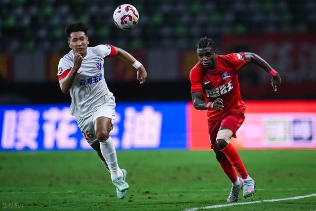 云南玉昆客场4比1击溃梅州，恩里克梅开二度，中超再现纯粹比赛