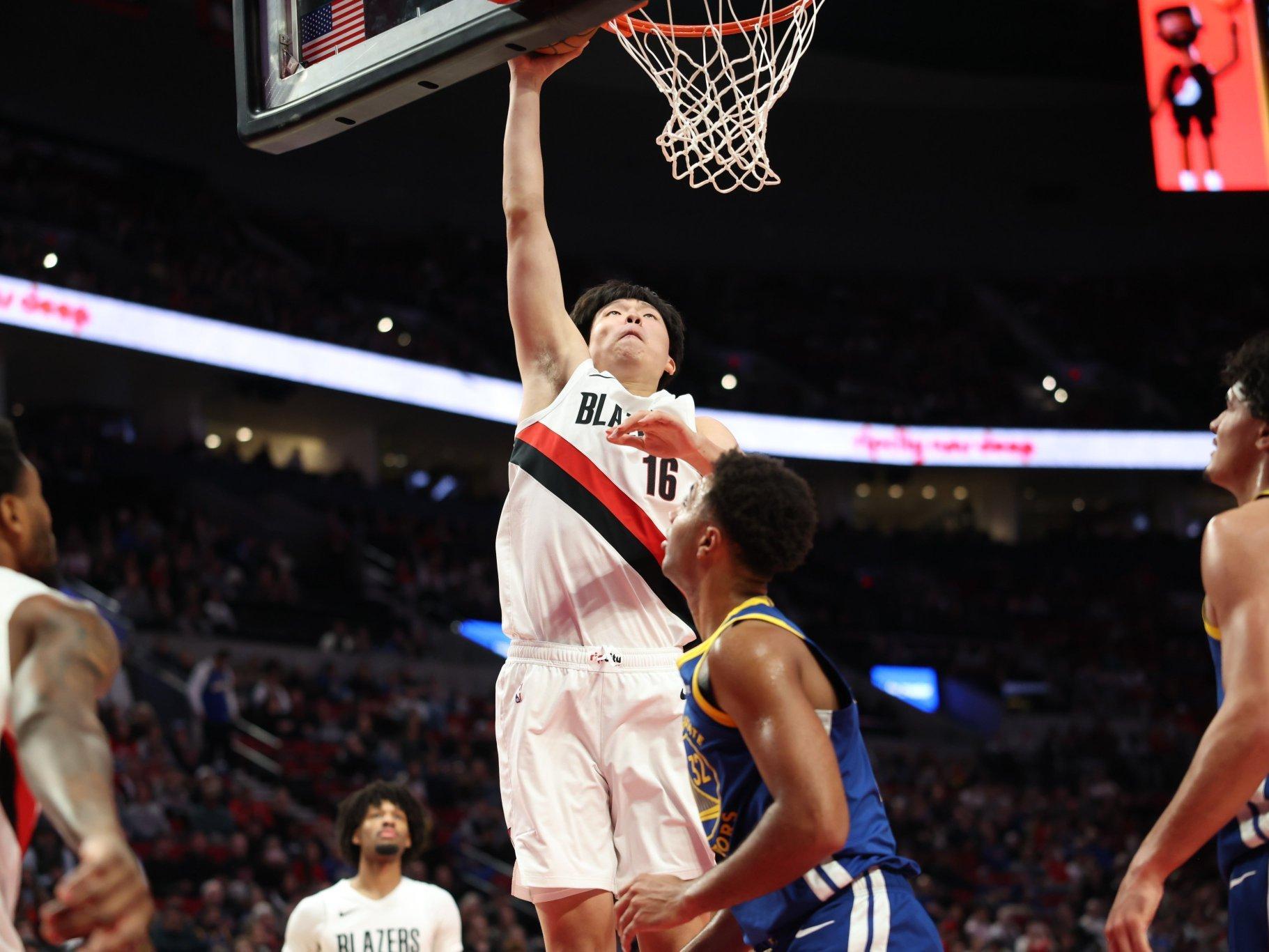 杨瀚森首秀爆发！波特兰开拓者139-119痛击勇士队，库里空砍35分