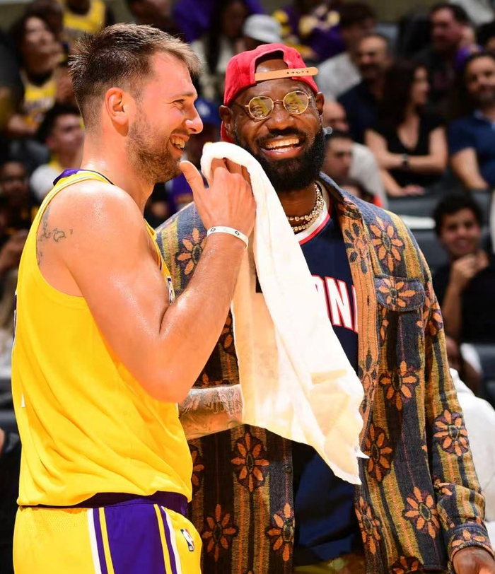 东契奇49分轰炸,湖人128-110拿首胜,NBA两场92分的超神开局