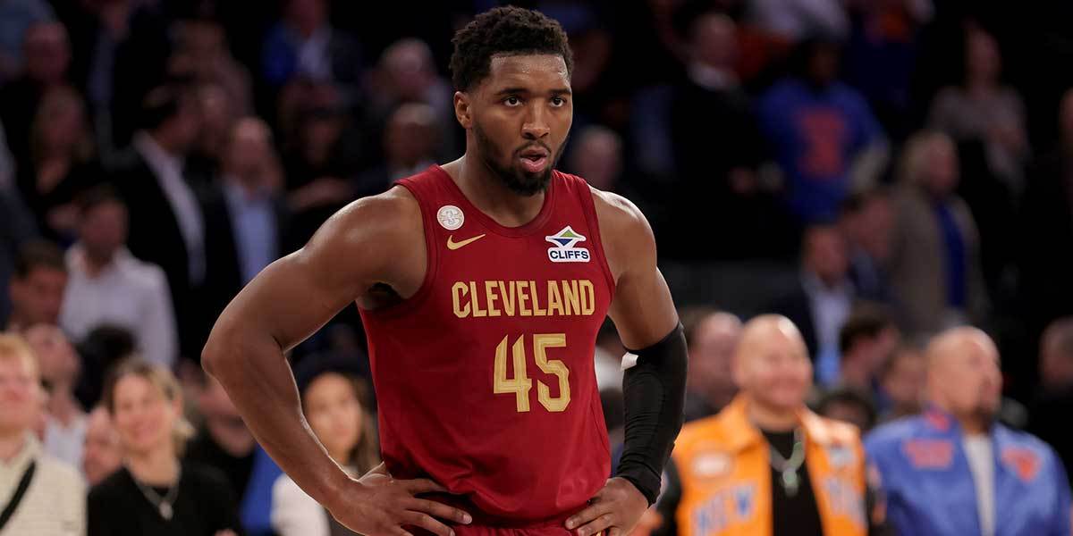 NBA赛场惊现冲场自拍！克利夫兰骑士曾领先20分被追近，我看不懂这场面