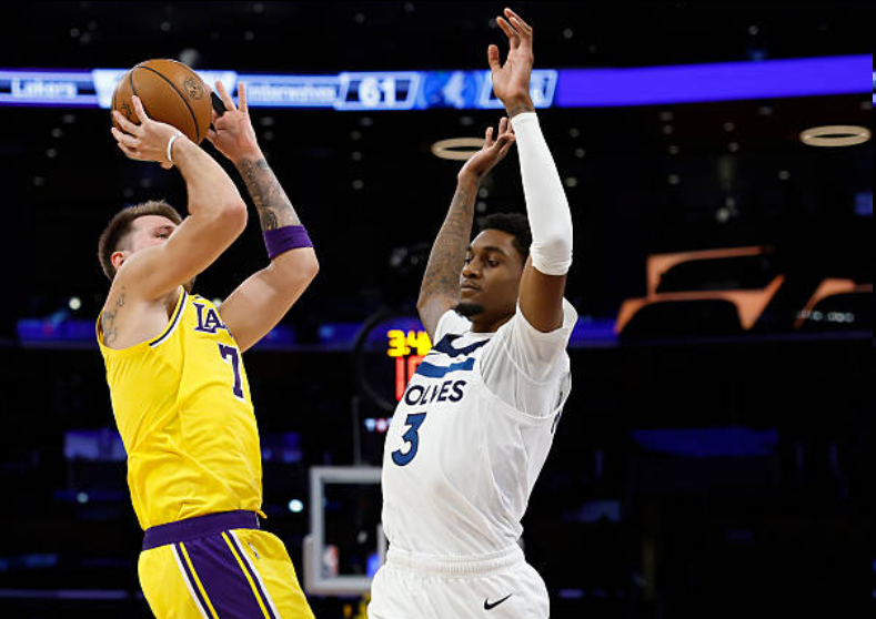 卢卡·东契奇49分无果，湖人128-110拿下本赛季首胜（NBA）