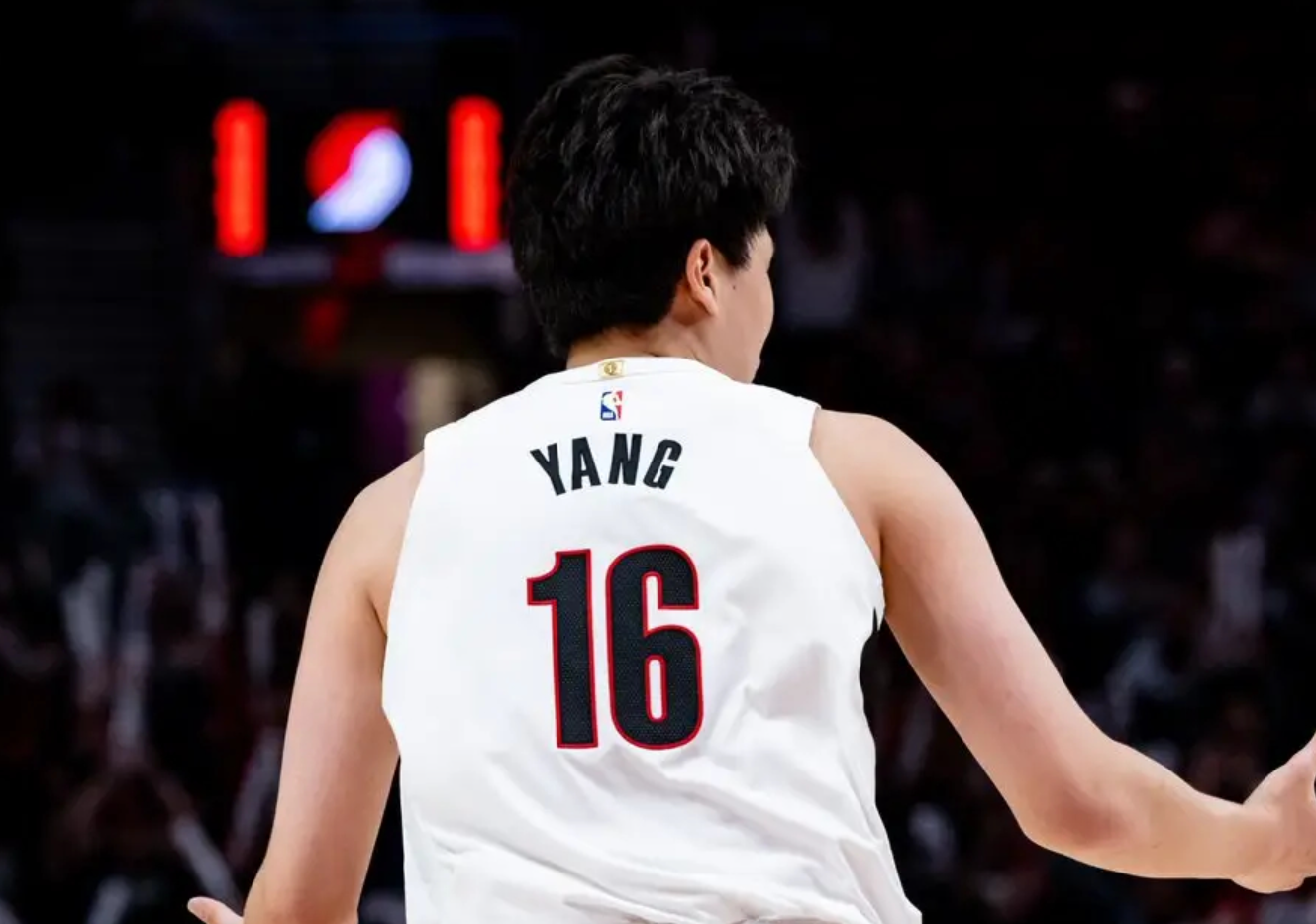 NBA开拓者139-119大胜勇士，杨瀚森7分14秒抢镜却被战术牺牲？