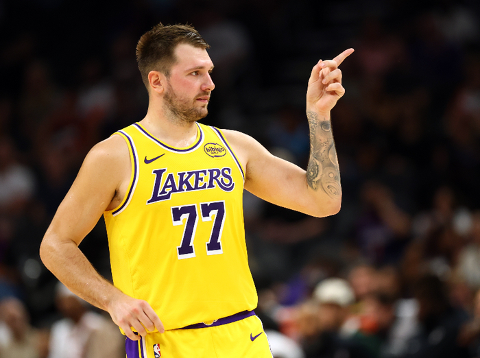 湖人128-110碾压森林狼，三人20+火力全开，NBA夜场痛快