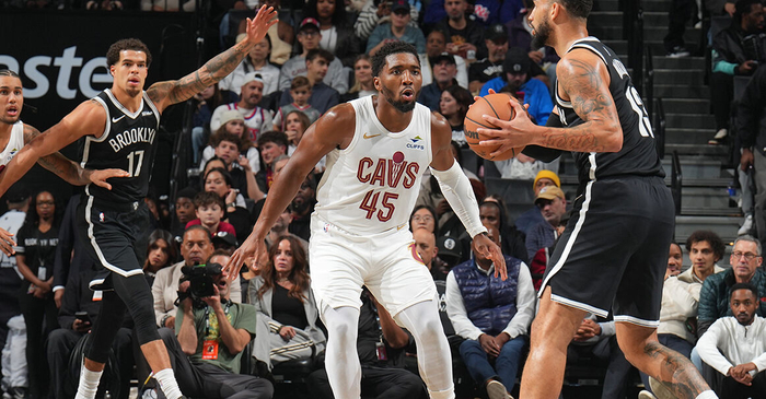 米切尔遭球迷冲场！骑士20分领先被追成1分，NBA现场一度失控