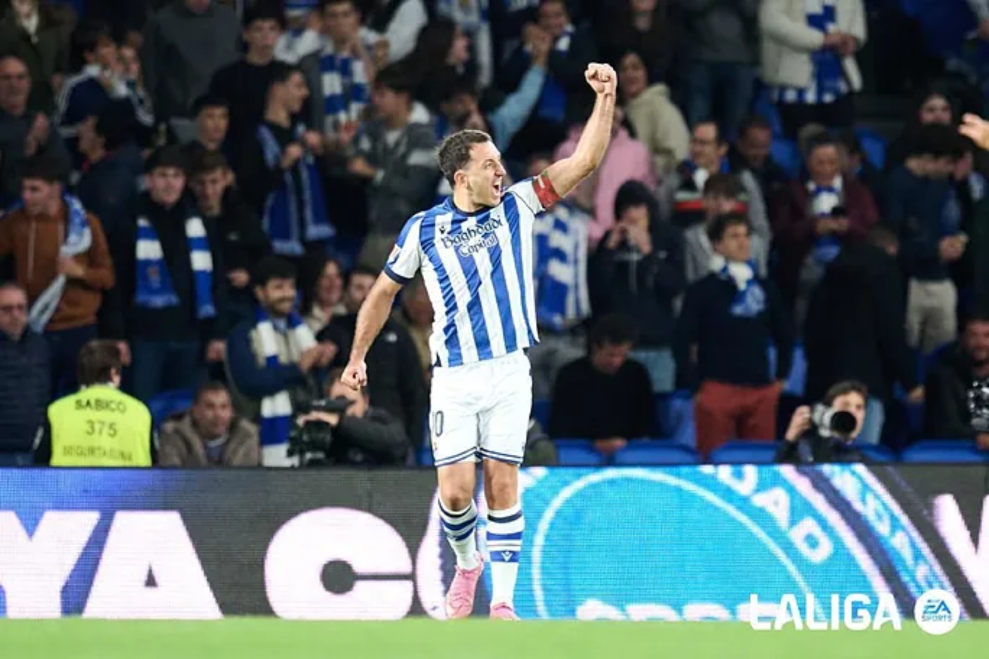 西甲：奥亚萨瓦尔10年两球救主，皇家社会2-1险胜塞维利亚