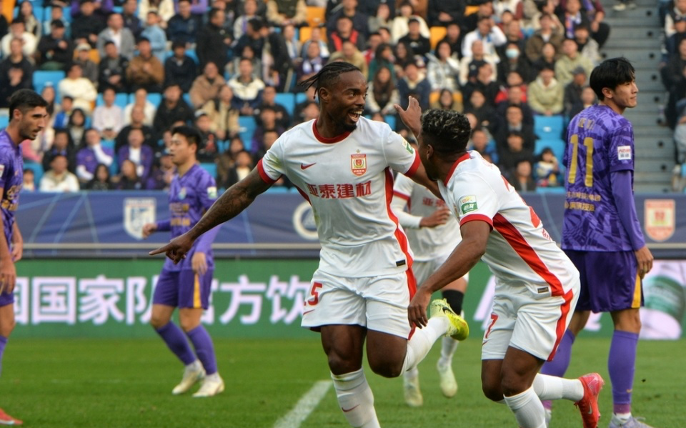 十人亚泰2-2绝平津门虎，王秋明禁区弹框难救主，中超联赛6轮不胜积19分