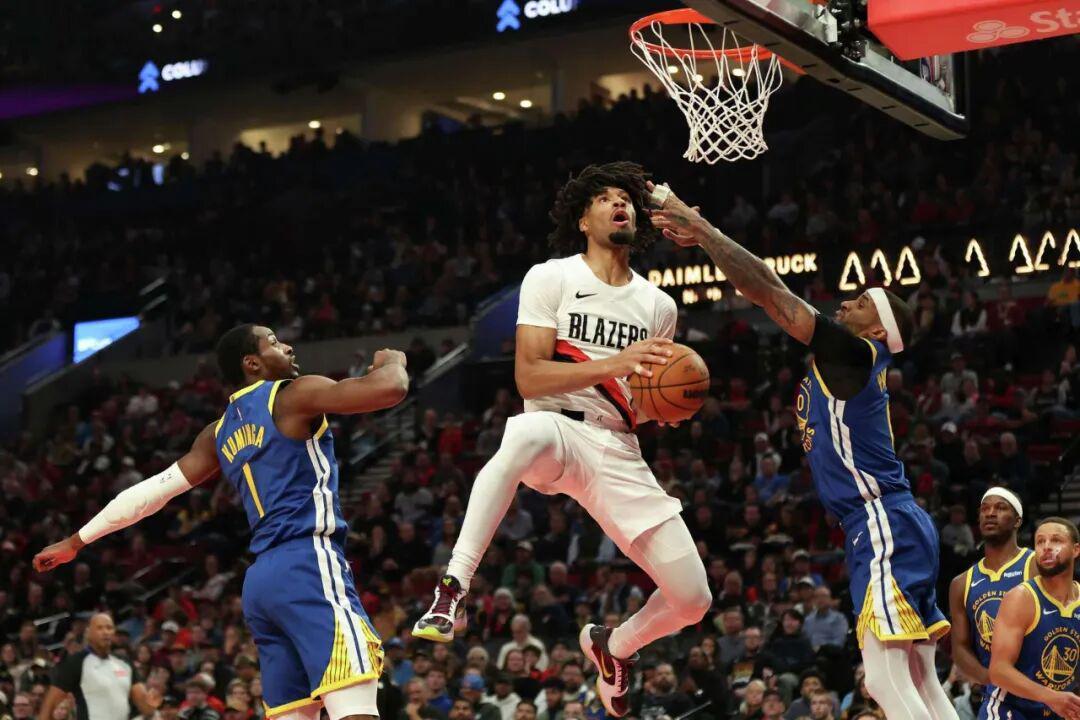 库里砍下35分仍遭20分溃败，勇士在nba常规赛输给开拓者139-119