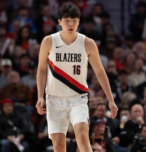 杨瀚森NBA初体验平淡无奇，林葳俄勒冈大学却大放异彩拿下10分