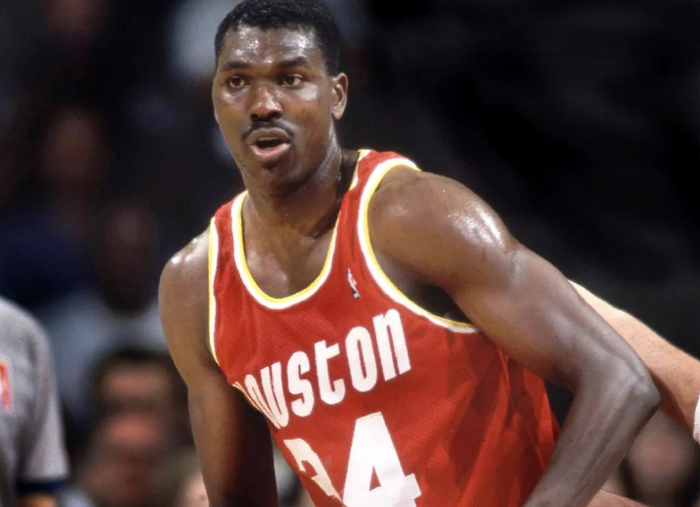 奥拉朱旺盖帽纪录3830次无人破！浓眉伤病成最大绊脚石，文班亚马最有望打破NBA历史