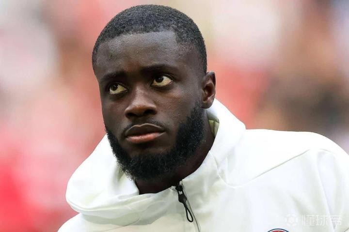 签字费成绊脚石！拜仁于帕梅卡诺续约危机，皇马切尔西抢人大战升级