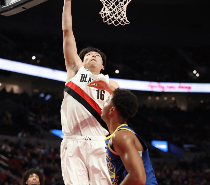 勇士两场比赛遭开拓者139比119痛击，杨瀚森表现引争议，斯普利特轮换难解尴尬