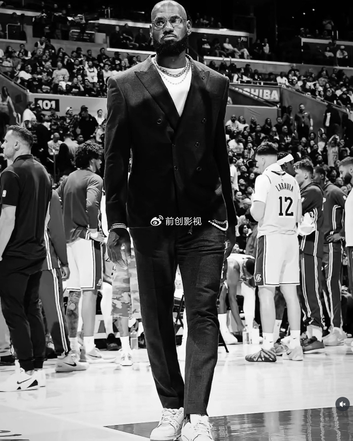 詹姆斯复出遥遥无期，湖人揭幕战不敌勇士，Kevin直言里夫斯或成交易筹码