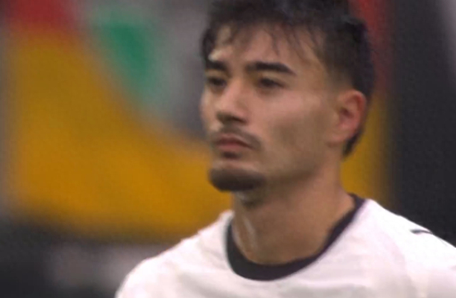 德甲门兴卡斯特罗普第15分钟红牌，迪亚斯遭飞铲激怒拜仁团队