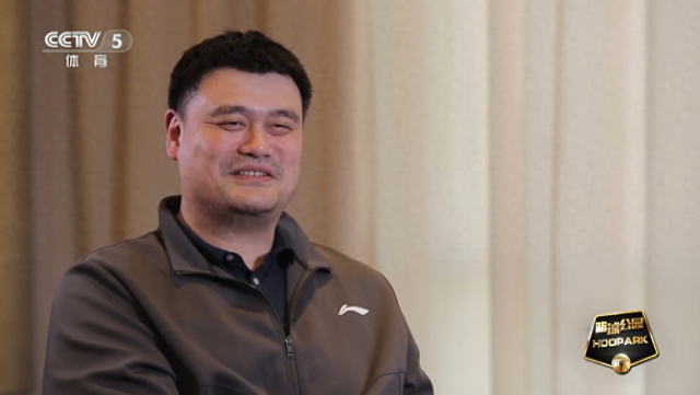 姚明卸任篮协后转型生活，减重训练细节曝光，NBA火箭再现暖心致敬