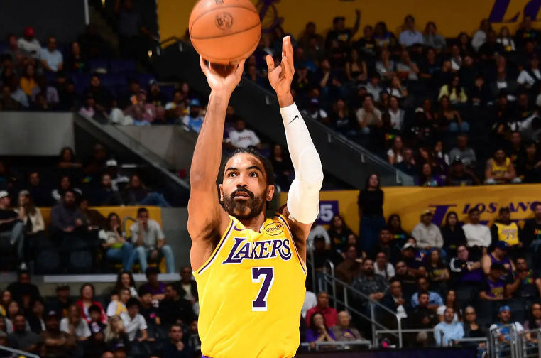 湖人新赛季开局火力欠缺，文森特低迷透支球队期待，斯马特接管防守重任