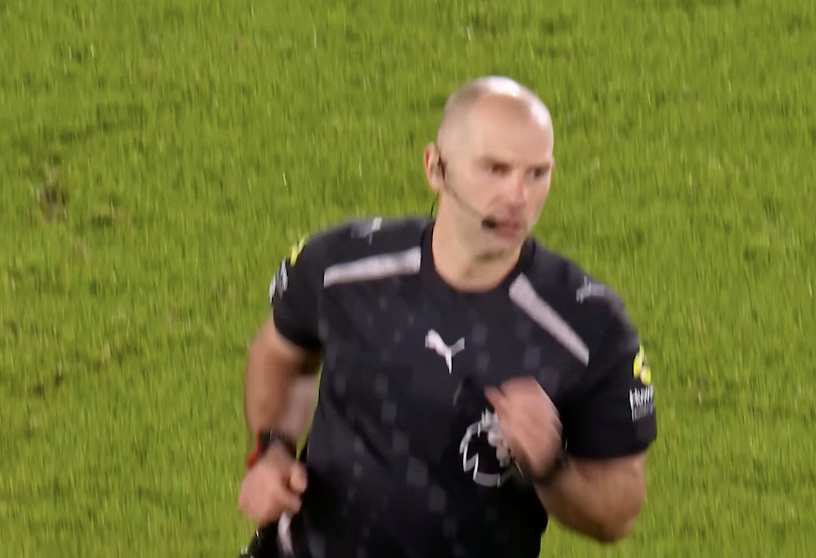 英超第9轮布伦特福德2-1领跑利物浦场边裁判意外更换