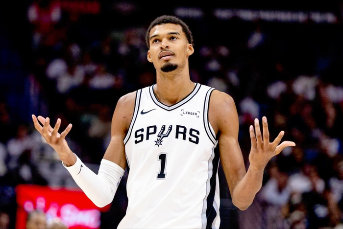 文班亚马43场纪录终结，但内线统治力爆表，锡安也吃瘪 NBA马刺鹈鹕战回顾