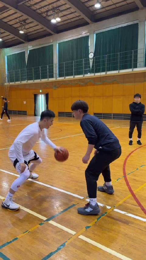 NBA篮坛惊魂！湖人42分大逆转救赎勇士，詹姆斯再显王者本色