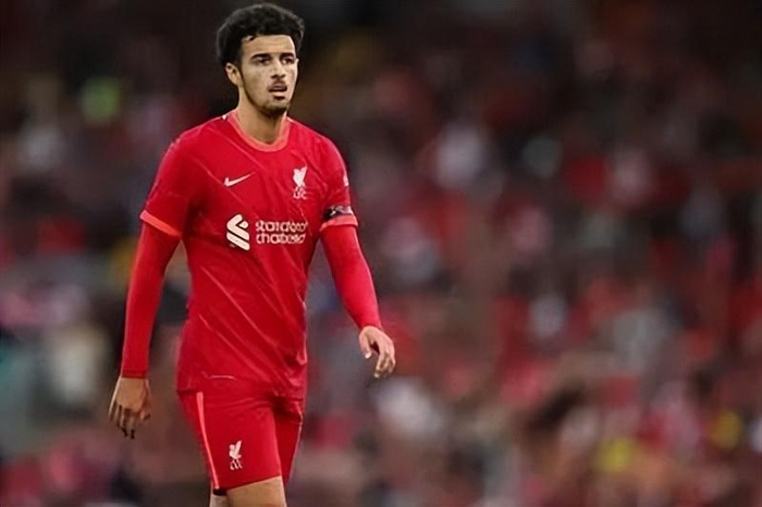 琼斯欧冠122次传球成功率96%！利物浦24岁青训太子守护中场