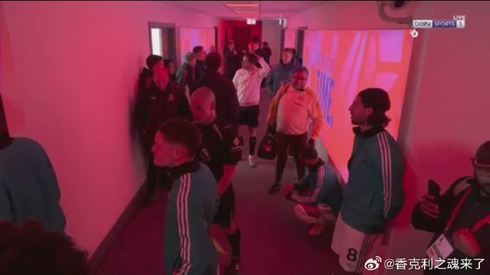 萨拉赫痛苦倒地，亨德森迅速抱慰，英超利物浦的情感瞬间