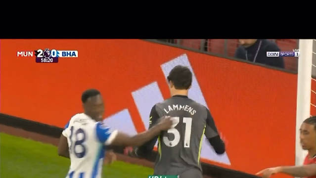 拉曼斯扑救后淡定否认触球引热议，英超这场比赛比剧情还精彩！