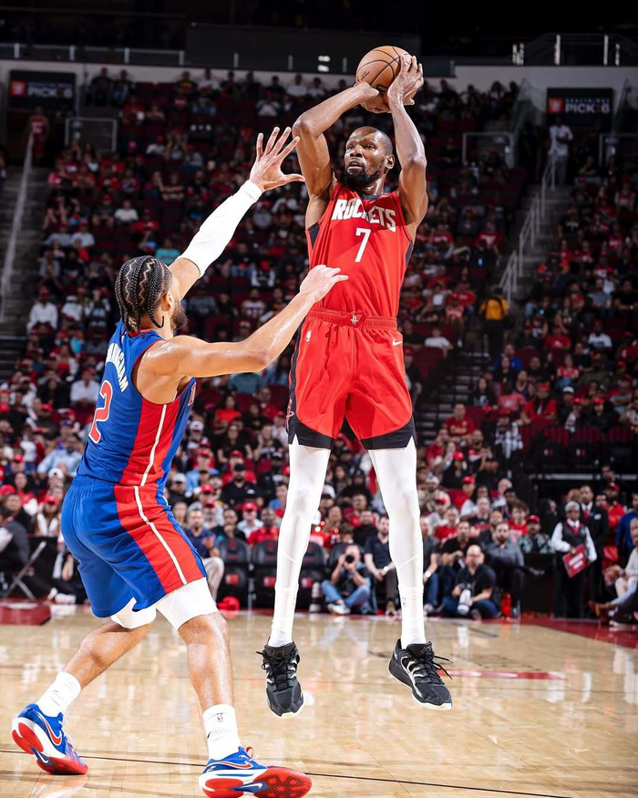 凯文·杜兰特火箭新赛季开局惊艳！场均30分暴击对手防守者投篮仅14.3%命中率